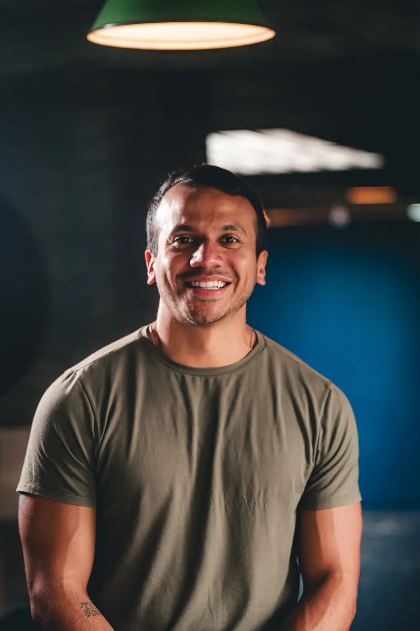 Adriano Silva, fisioterapeuta, sorrindo